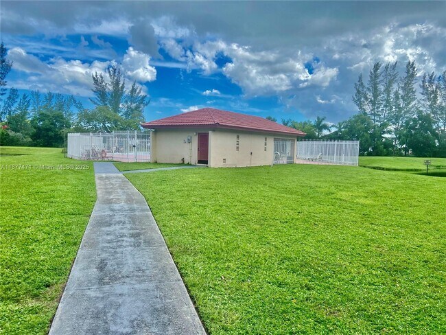 Building Photo - 3199 Foxcroft Rd