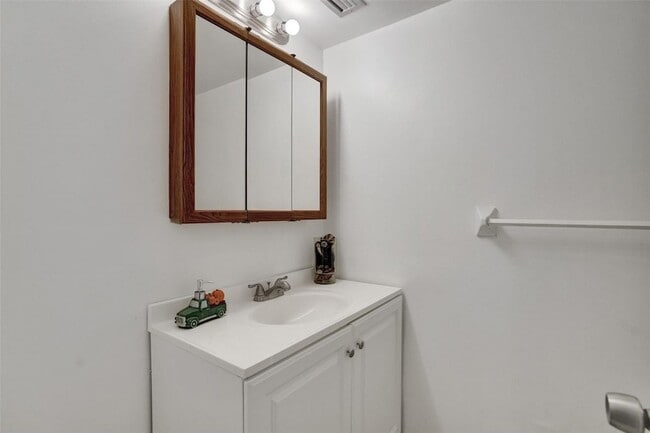 Building Photo - 1690 NE 191st St