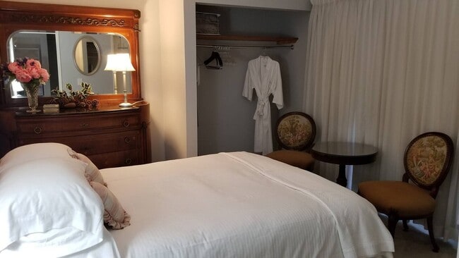 Building Photo - 1881 Cliff Rd