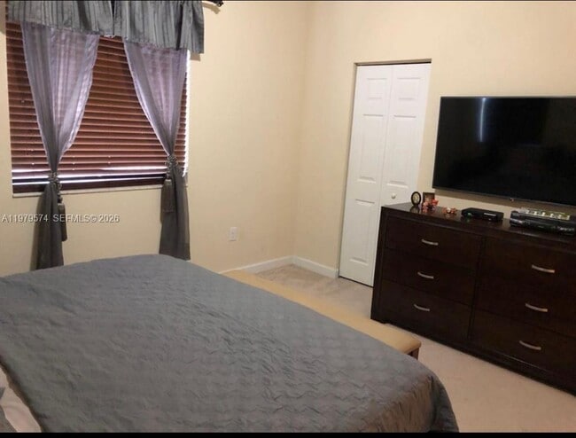 Building Photo - 3203 SE 6th St