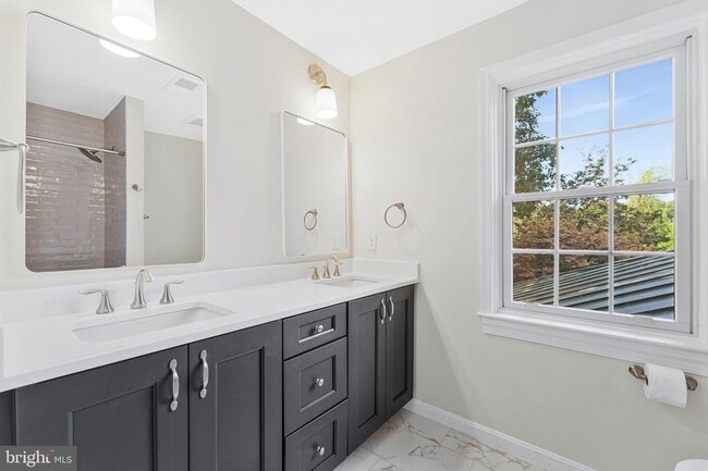 Building Photo - 10034 Scenic View Terrace