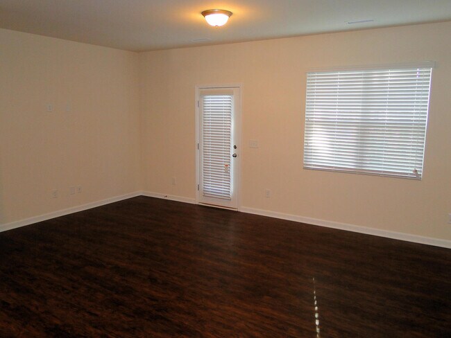 Building Photo - Beautiful 3 Bedroom, 2.5 Bathroom Townhome in NE Raleigh!