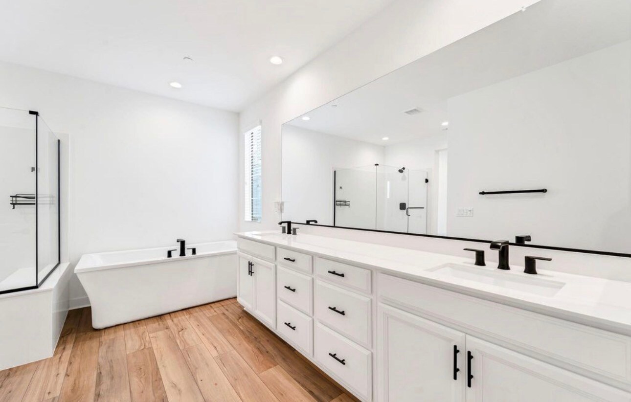 Building Photo - 440 Chorus