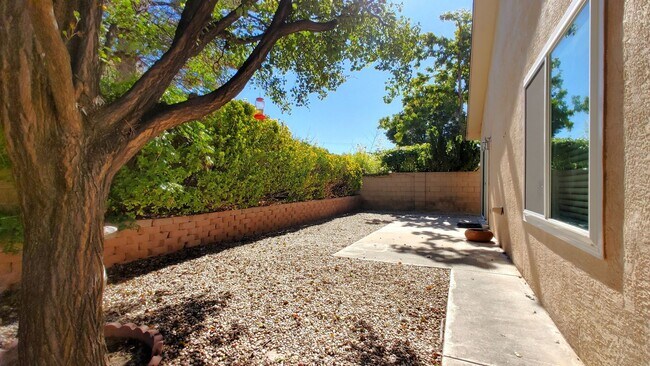 Building Photo - Spacious 3 Bedroom 2 Bathroom Home In The NE!