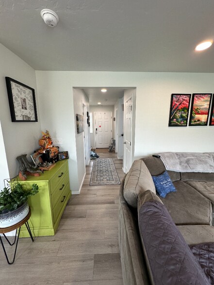 Building Photo - 1860 SW Sharpshinned Ave