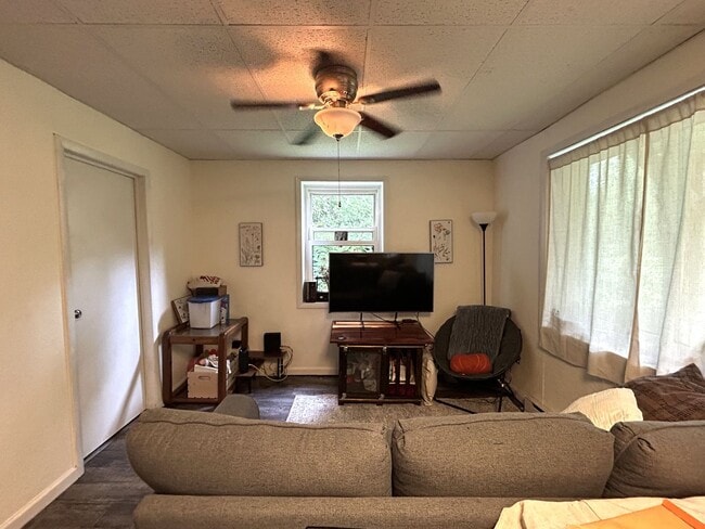Building Photo - Two-Bedroom Lower Duplex Near Downtown Ban...