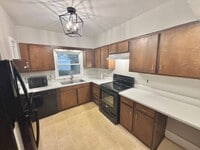 Building Photo - Spacious 3bd House | Driveway | Sunroom