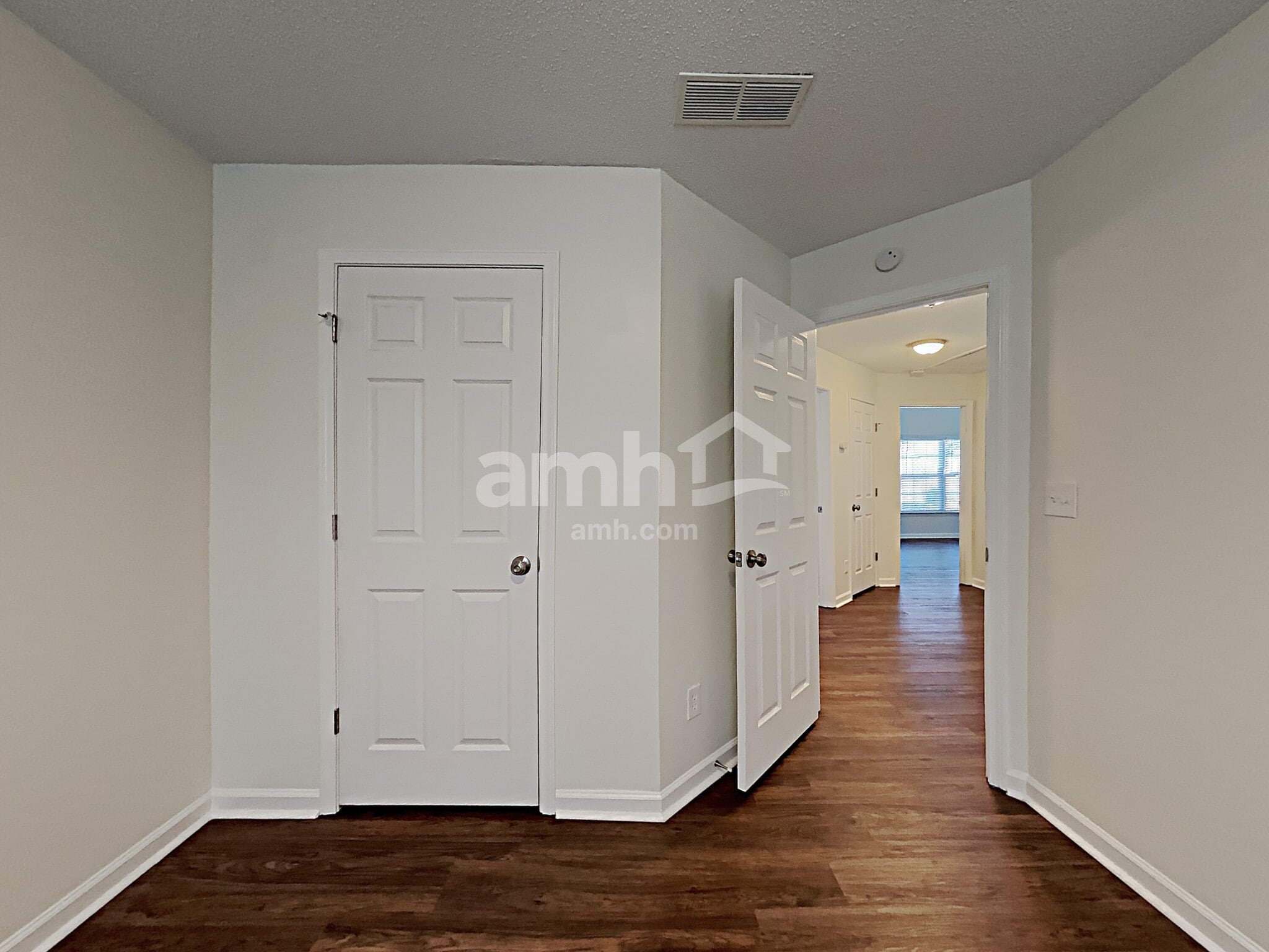 Building Photo - 122 Wallnut Hall Cir