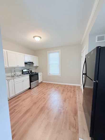 Building Photo - 6614 Chamberlain Ave