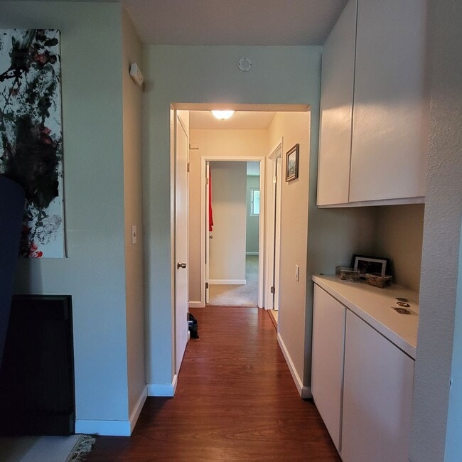 Building Photo - Spacious 2 bedroom 1 bathroom Condo with L...