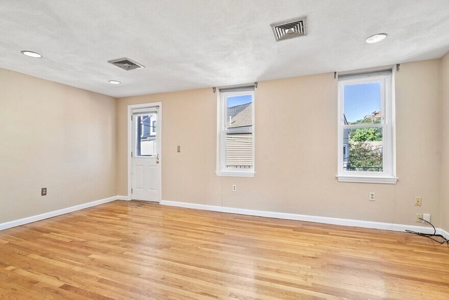 Building Photo - 33 Essex St