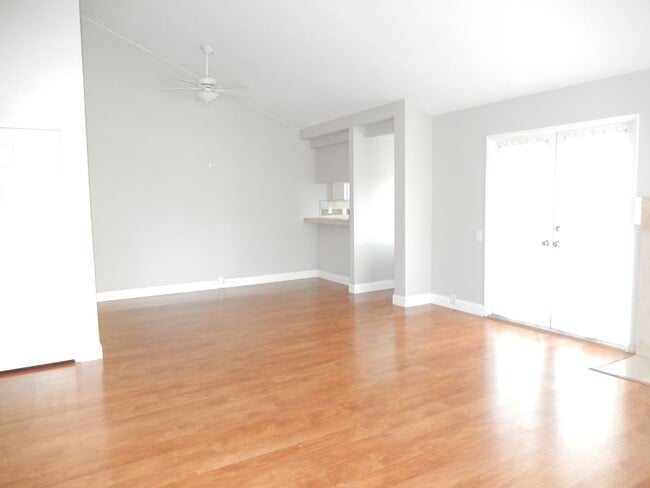 Building Photo - Updated 2Bed/ 2Bath Condo In Rancho Bernar...