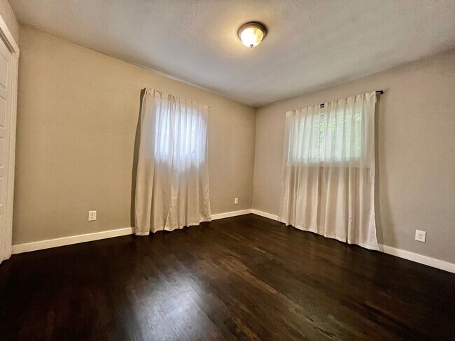 Building Photo - Beautifully Remodeled 5 Bed 2 Bath House i...