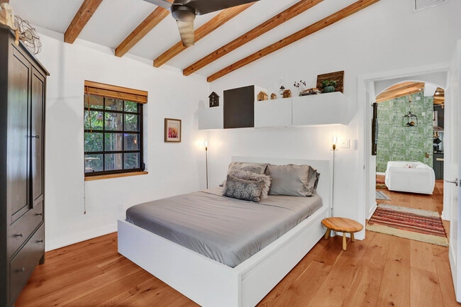 Building Photo - 1613 SW 5th Ct