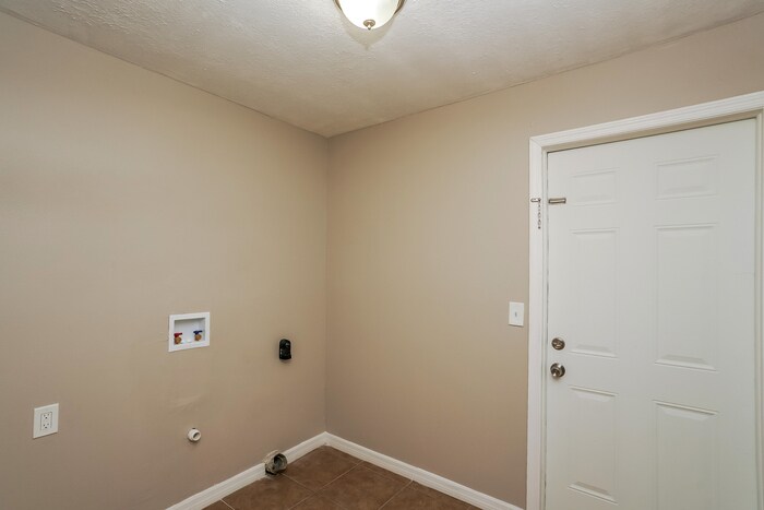Building Photo - 4140 Spring Way Cir