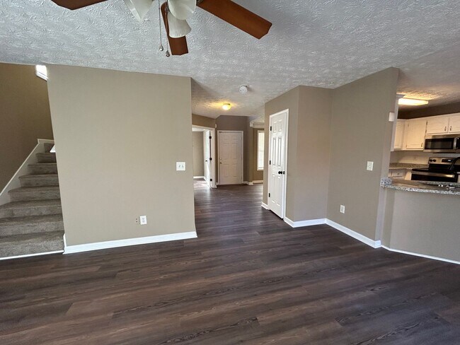 Building Photo - 1536 Ravens Run - Recently Renovated! Bran...