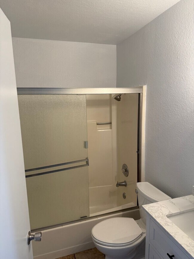 Building Photo - Pleasant 2-Bedroom, 1-Bath Condo in Antioc...