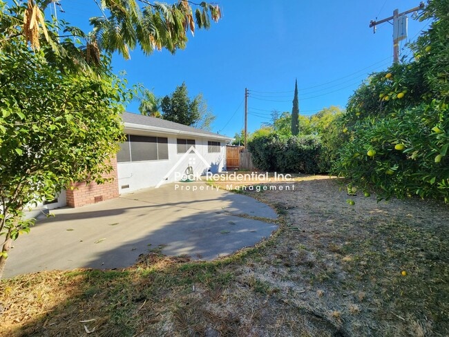 Building Photo - Charming 4bd/2ba Home with Large Backyard