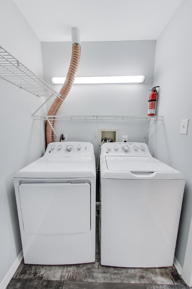 Building Photo - Spacious Updated Condo Available for Immediate Move-In