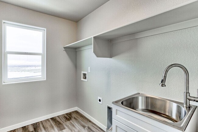 Building Photo - 3 Bedroom 3 Bath home in Raindance