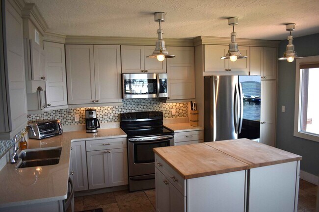 Building Photo - Waterfront Paradise - Fully Furnished Townhome - All Utilities Included