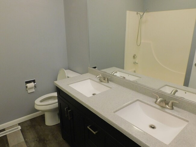 Building Photo - Rare find!