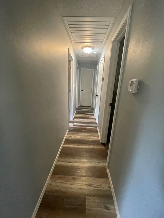 Building Photo - 3 Bed 2 Bath Carport Available 8-11-2025!!