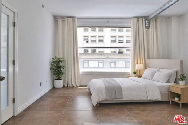 Building Photo - 215 W 7th St