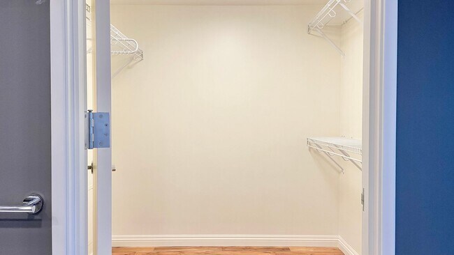 Building Photo - 2 BEDROOM CONDO UNIT IN CONVENIENT DOWNTOW...