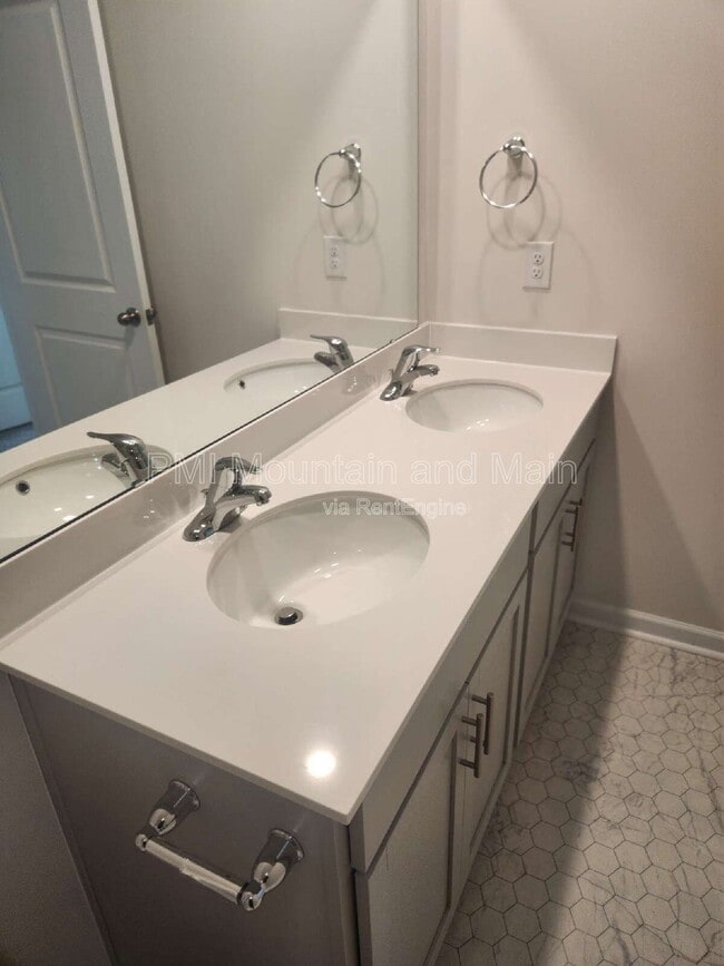 Building Photo - 568 Country Oak Dr