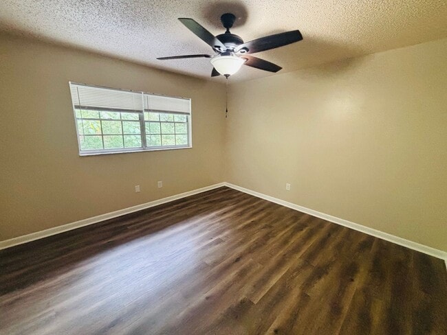 Building Photo - 2/1.5 Townhome near Downtown - will go quick