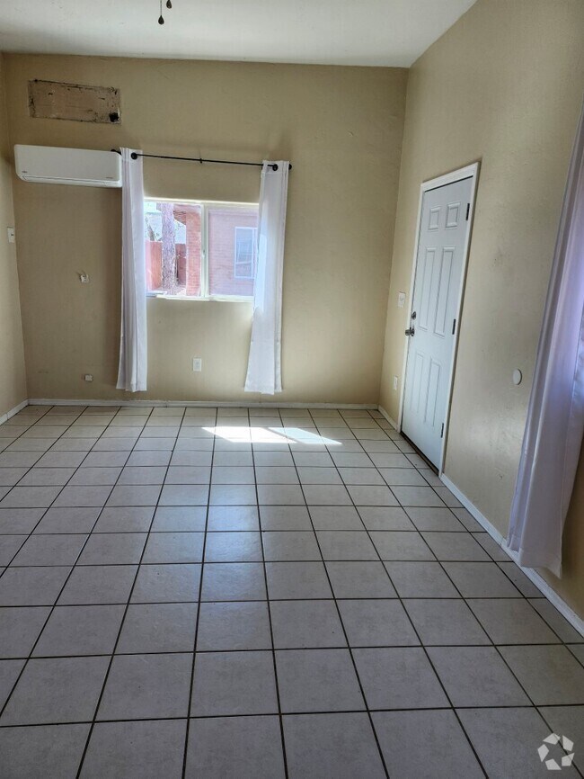 Building Photo - 831 E Hedrick Dr
