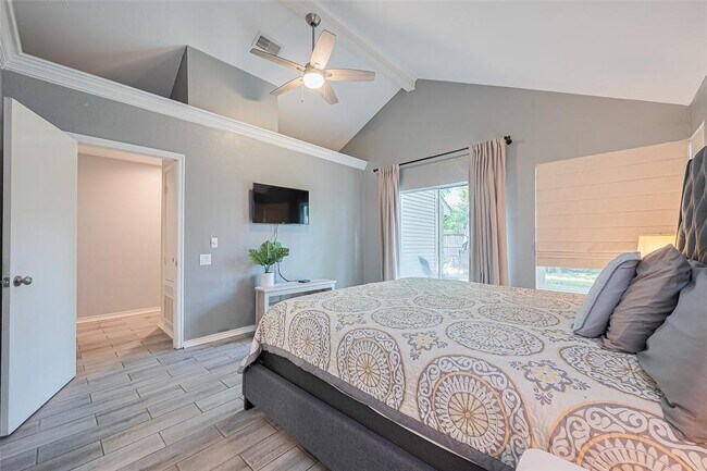 Building Photo - 8711 Pines Pl Dr