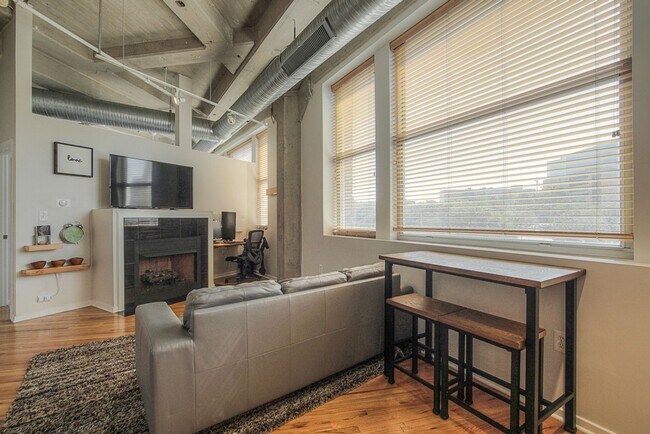 Building Photo - 2107 Grand Ave