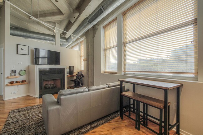 Building Photo - One Bedroom Unit in Wonderful Western Auto Lofts