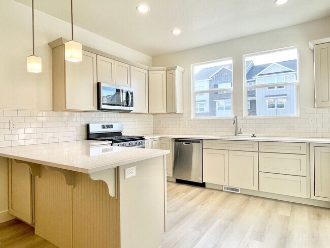 Building Photo - Beautiful Townhome at Mountain Ridge!