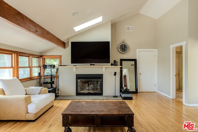 Building Photo - 19439 Oxnard St