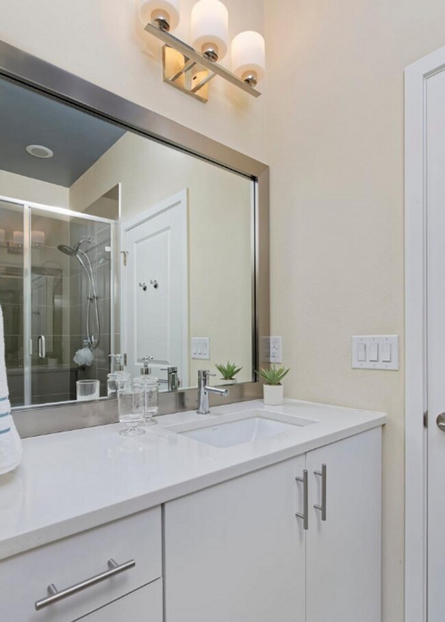 Building Photo - Modern 2 Bedroom, 2.5 Bath Townhome in Cit...