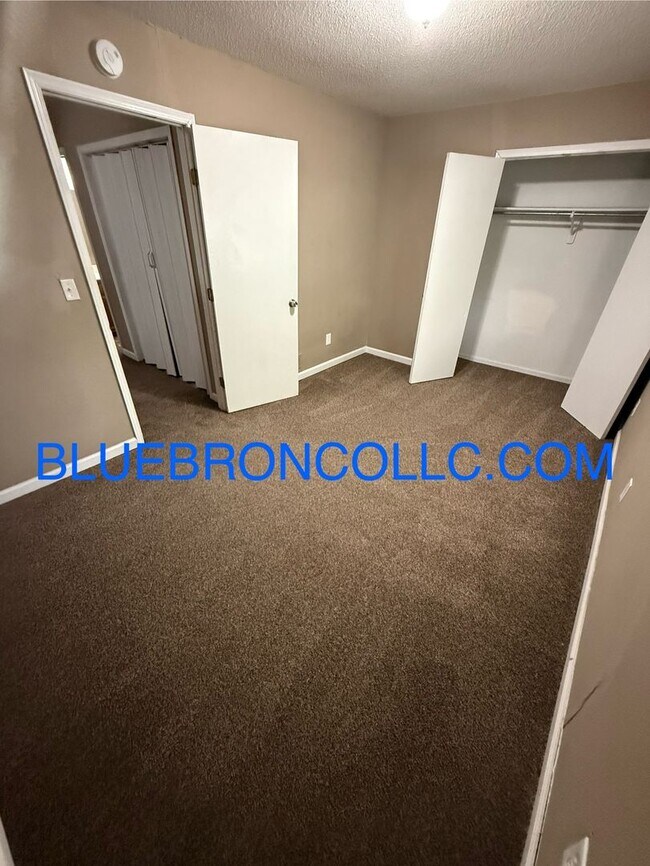 Building Photo - 2 bedroom 1.5 bath with attached garage, G...