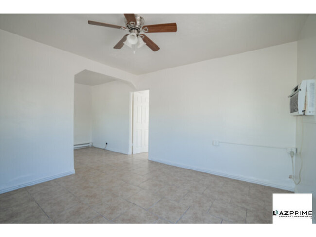 Building Photo - Explore this Charming Phoenix 1/1 Duplex Unit