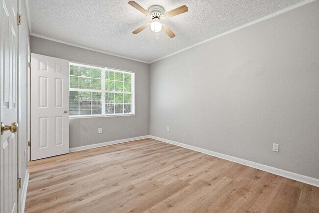 Building Photo - A small-town charm ready for move in!
