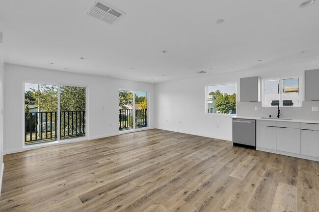 Building Photo - 1734 Carmona Ave