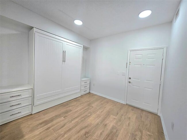 Building Photo - 533 NE 3rd Ave