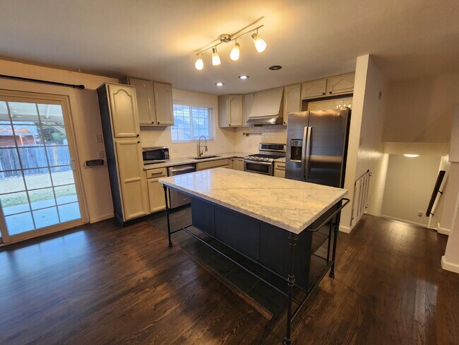 Building Photo - Spacious 5 Bed Home with Finished Basement, Multiple Living Areas & Private Backyard