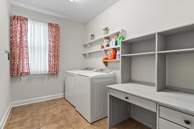 Building Photo - 256 Vivian James Dr