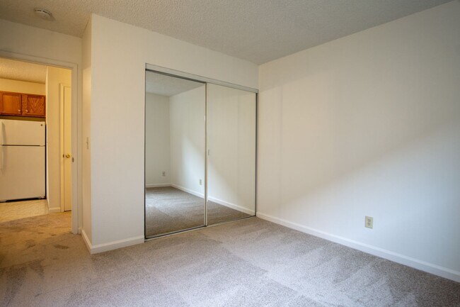 Building Photo - Close-in SE: Garden Level 1 Bdr w/ DW, Pri...