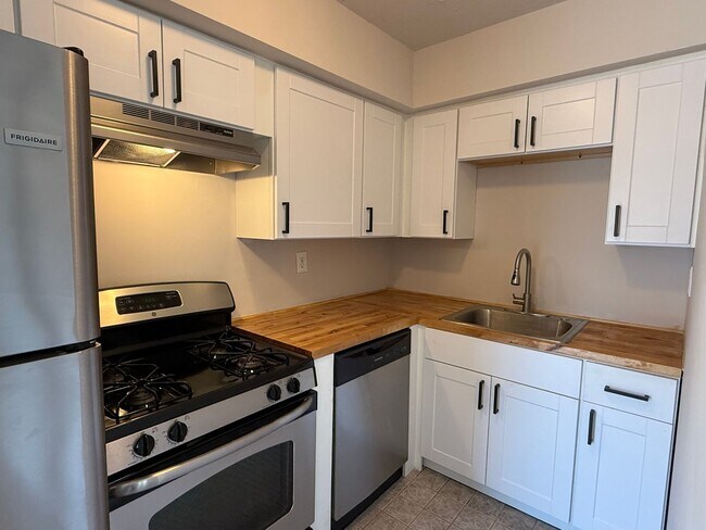 Building Photo - 2 Bed - Aston