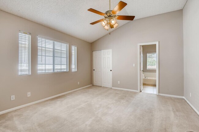 Building Photo - Charming 3 Bedroom Home In Henderson !