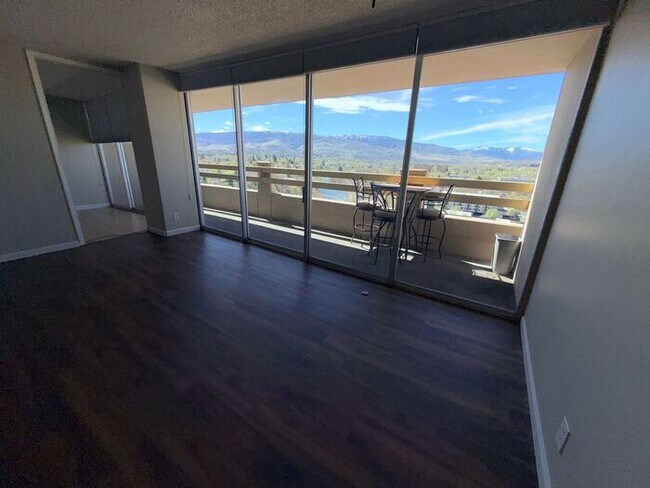 Building Photo - Reno Highrise Condo - Mountain & City Views