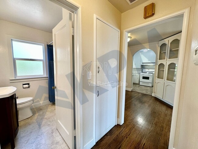 Building Photo - 41 W McKenzie Ave